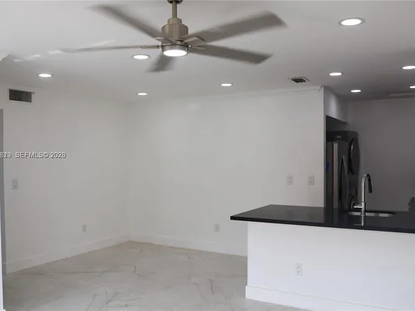 2550 W 67th Pl APT 22-32, Hialeah, FL 33016