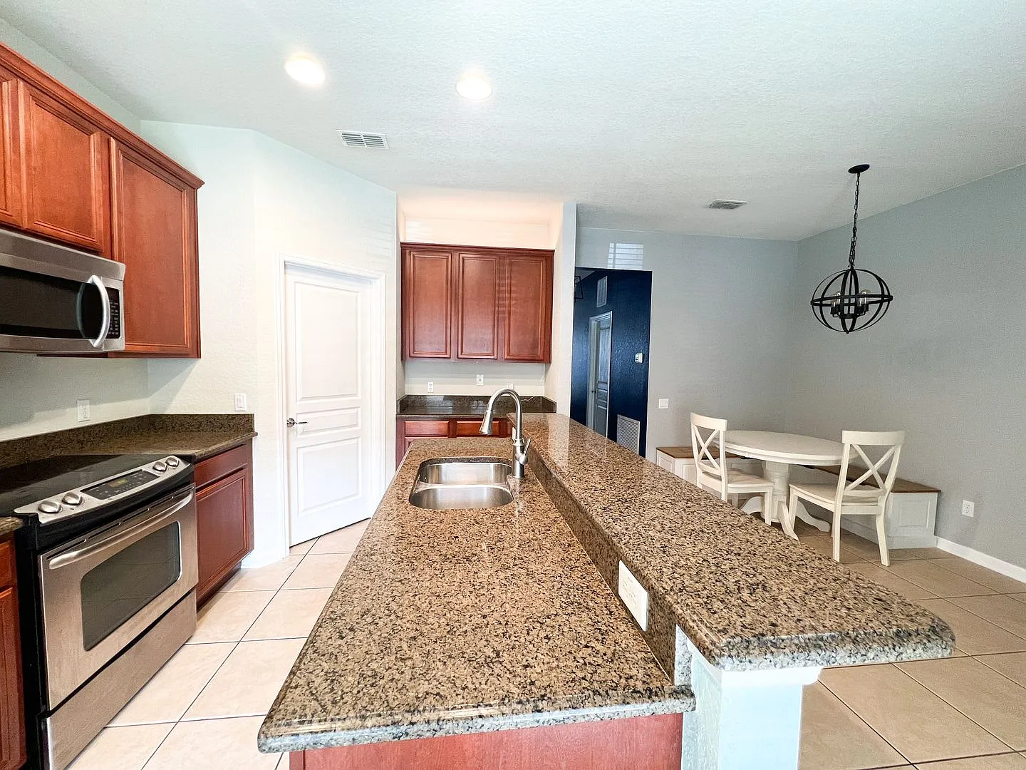 Stunning 3/2.5 Windermere Townhome — Photo 4