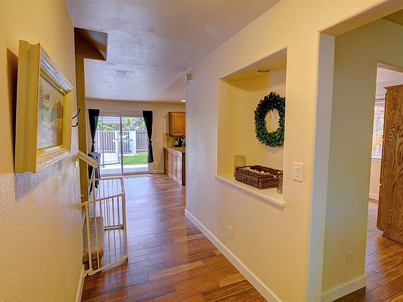 4th image of 2091 E Pryor Dr