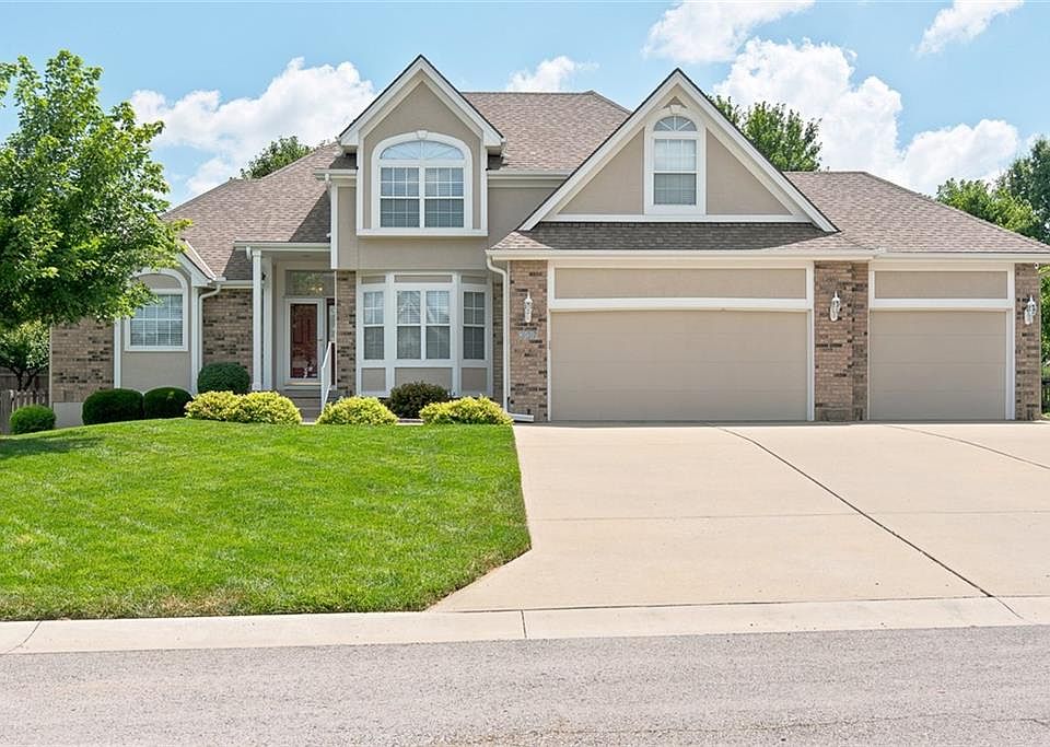 1st image of 337 SE Canterbury Ln