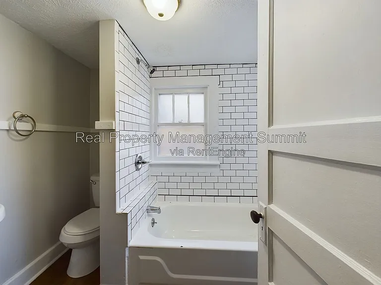 2408 Poplar St — Photo 10