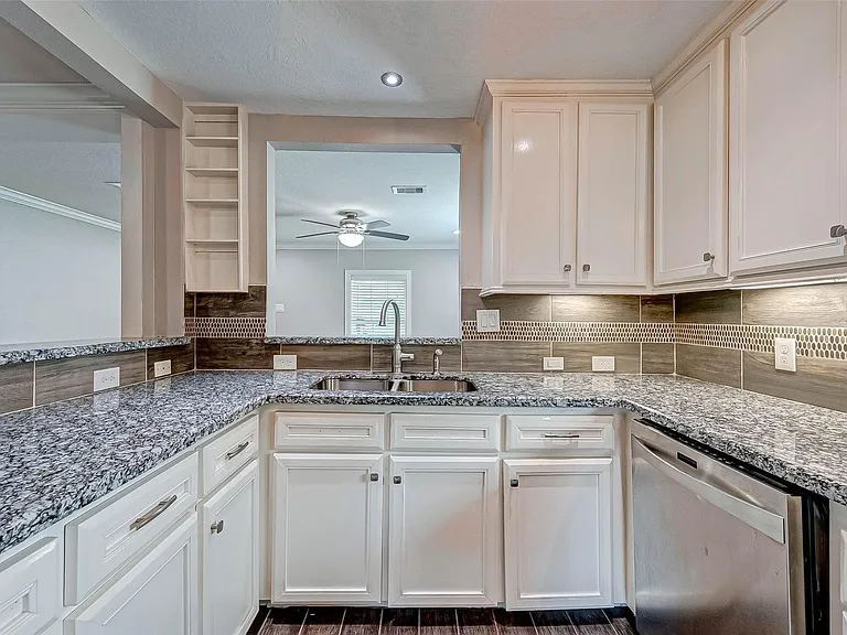 1510 Walton St — Photo 17