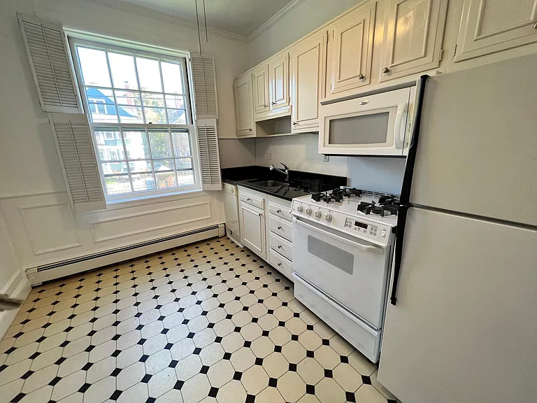 375 Lloyd Ave #1B — Photo 1