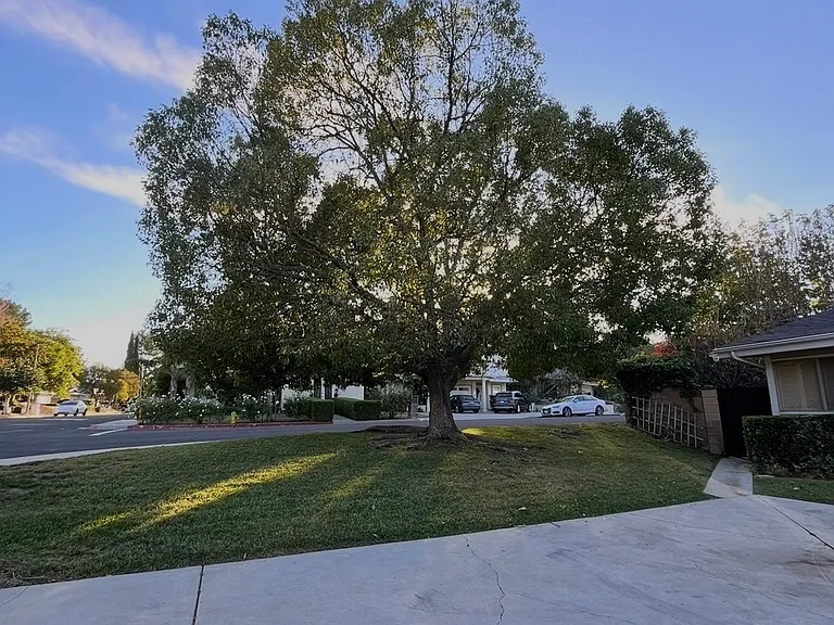 5901 Valerie Ave — Photo 2