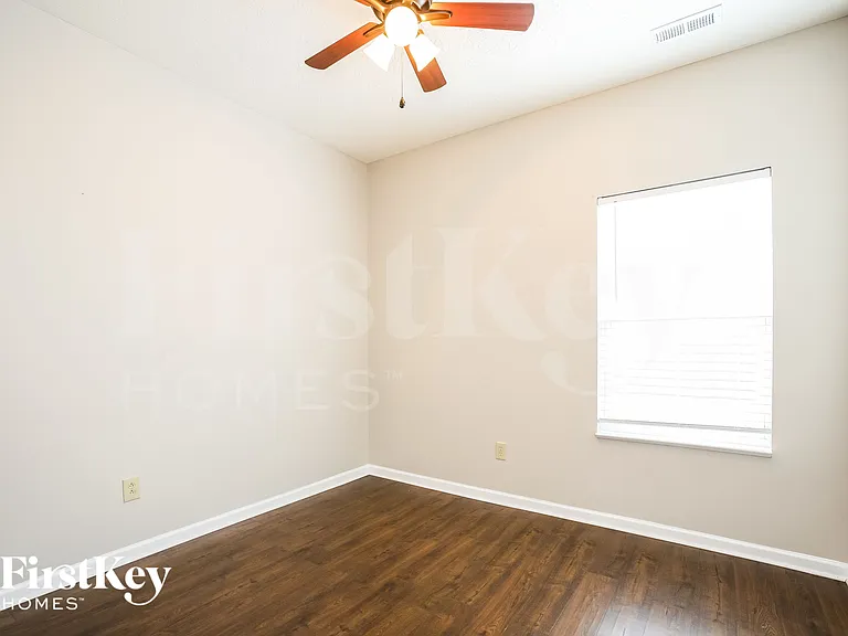 1301 Greenbriar Way — Photo 11