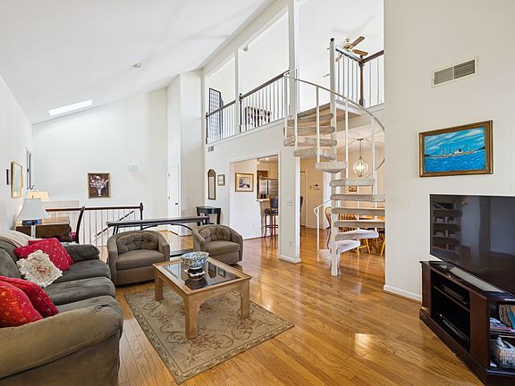 3rd image of 234 Glenstone Cir