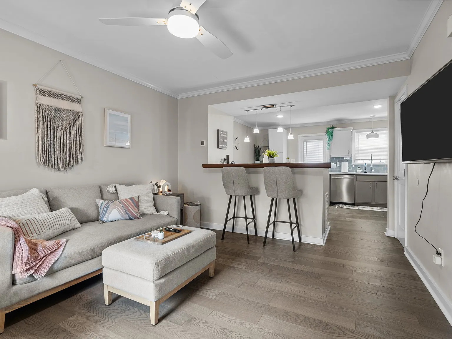 2 bed, 1.5 bath, 1055 sqft, $2,700 — Photo 2