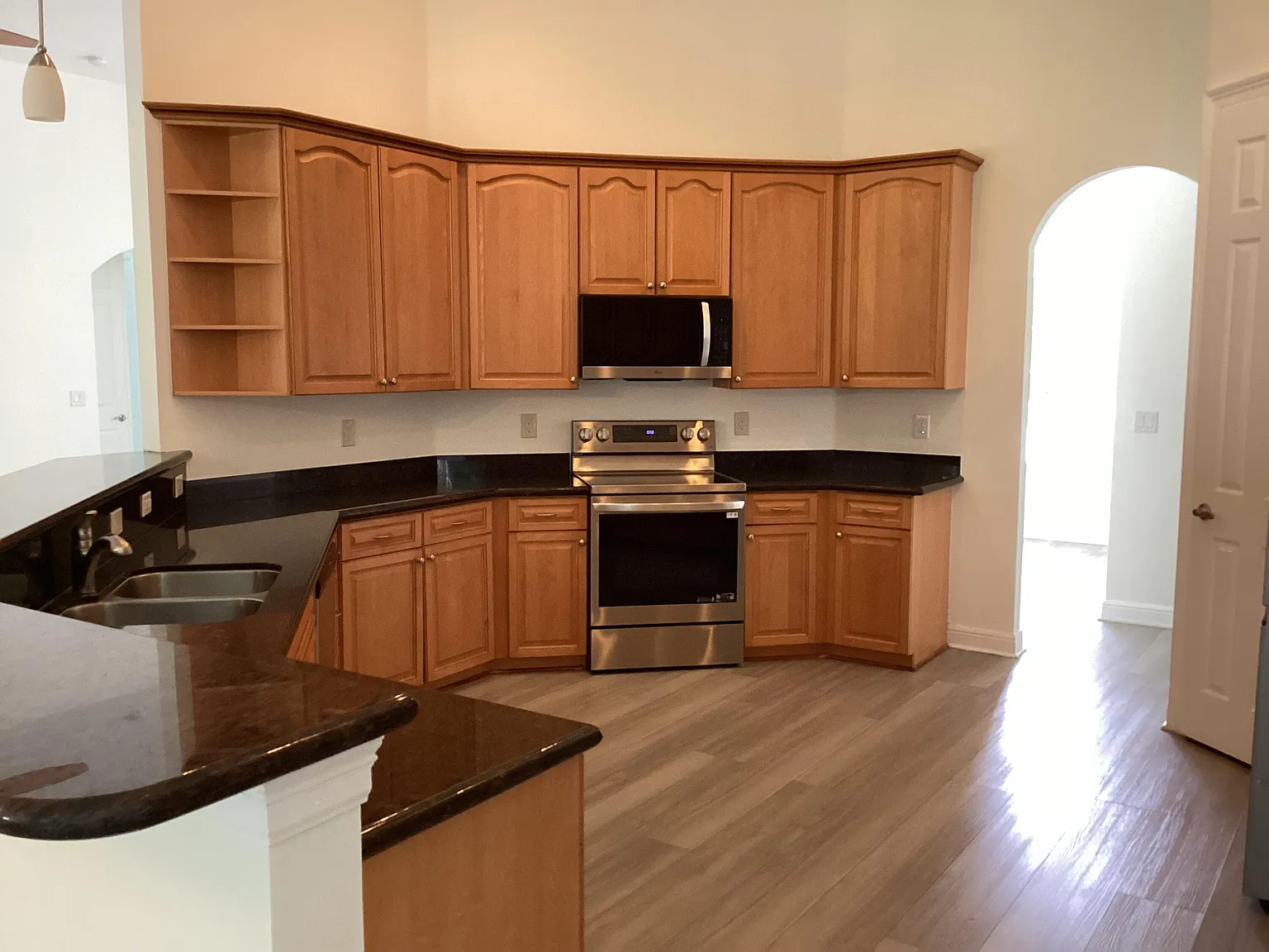 3 bed, 2.0 bath, 2757 sqft, $4,500 — Photo 4
