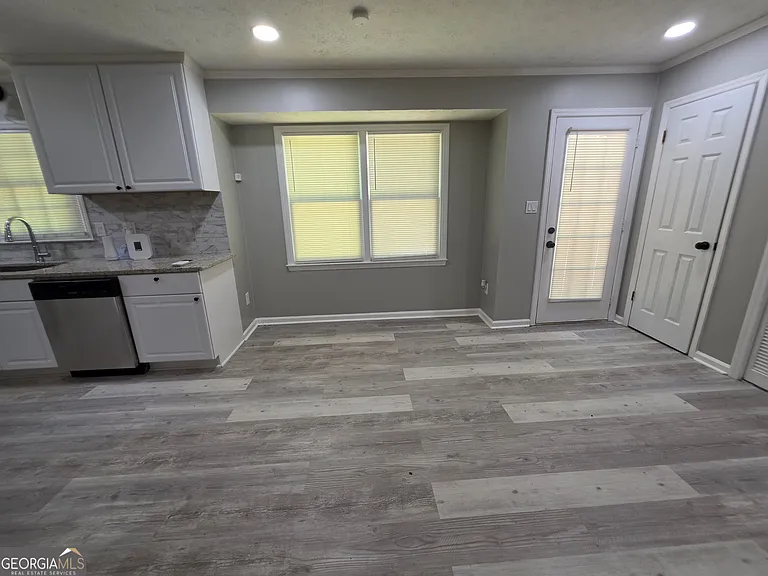 586 Ridge Ave SW — Photo 8
