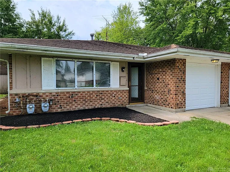 1104 Cambridge Ct — Photo 1