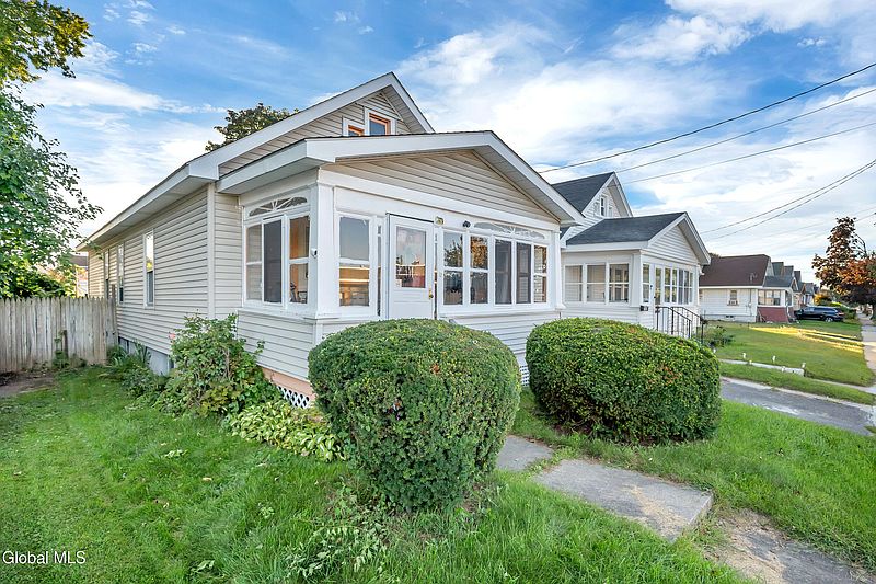 2nd image of 1632 Hawthorne Street