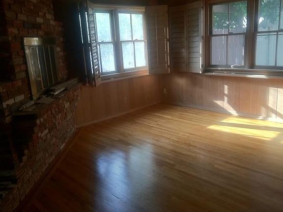 3rd image of 6129 Longridge Ave