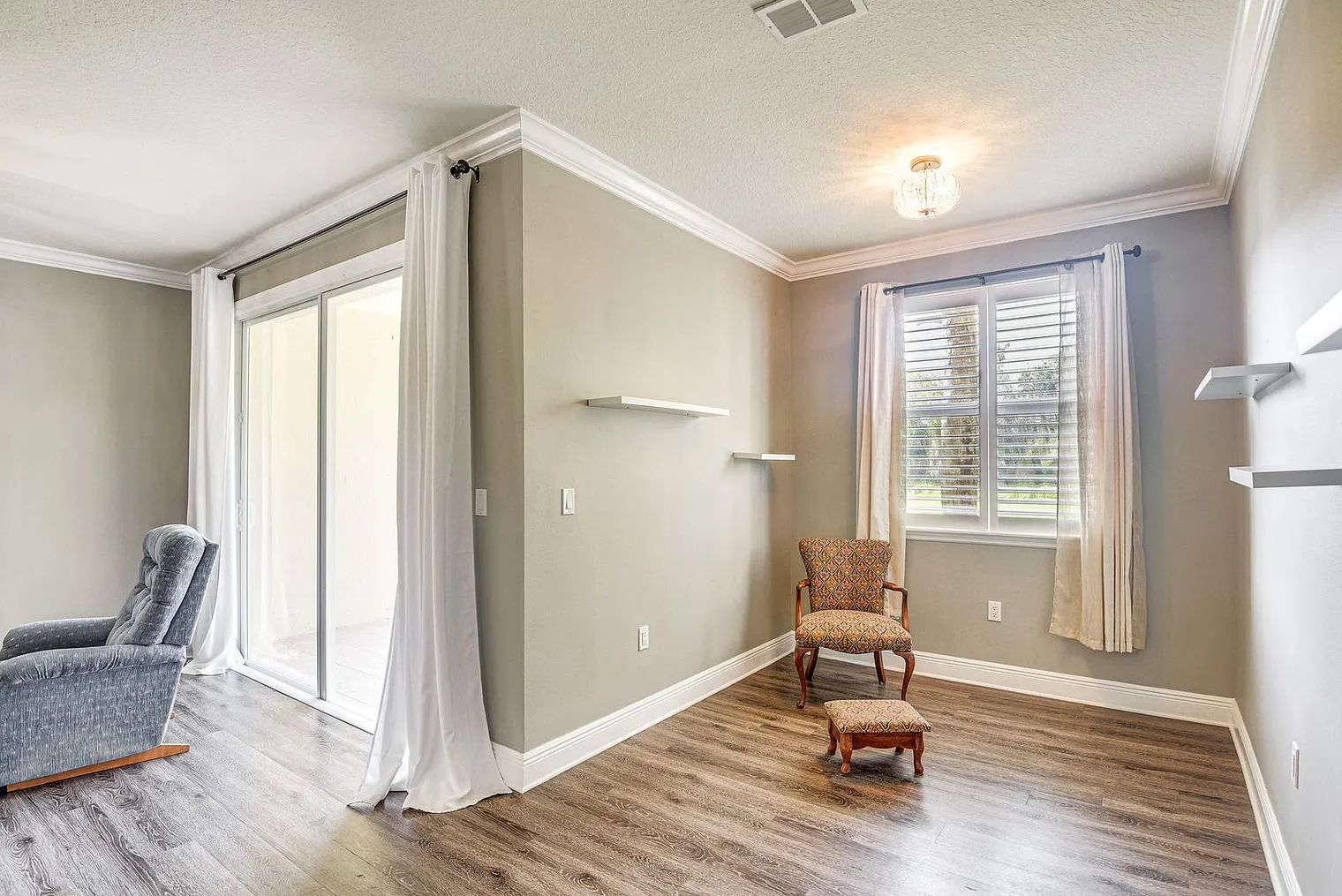 3 bed, 2.0 bath, 1819 sqft, $2,871 — Photo 3