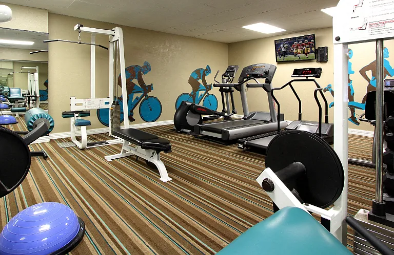 Woodlake Oaks Apartments — Photo 4