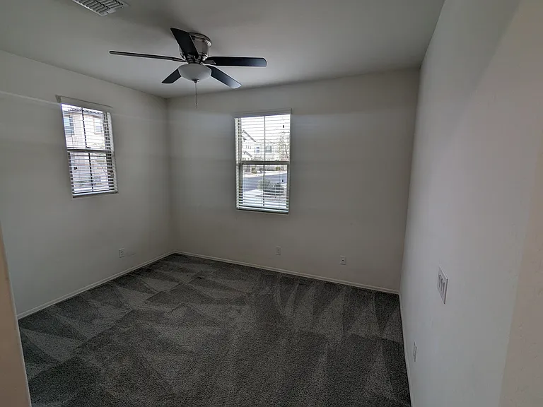 47 E Constitution Dr — Photo 17