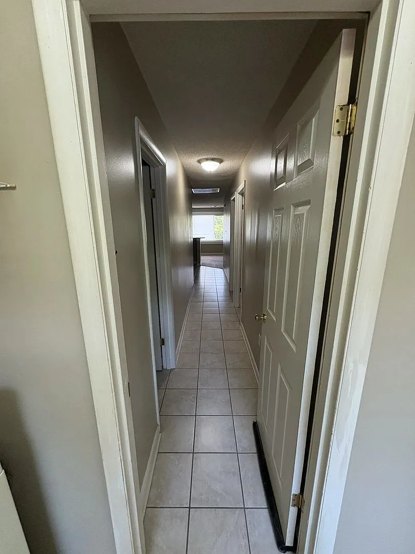 Laurel Avenue — Photo 4