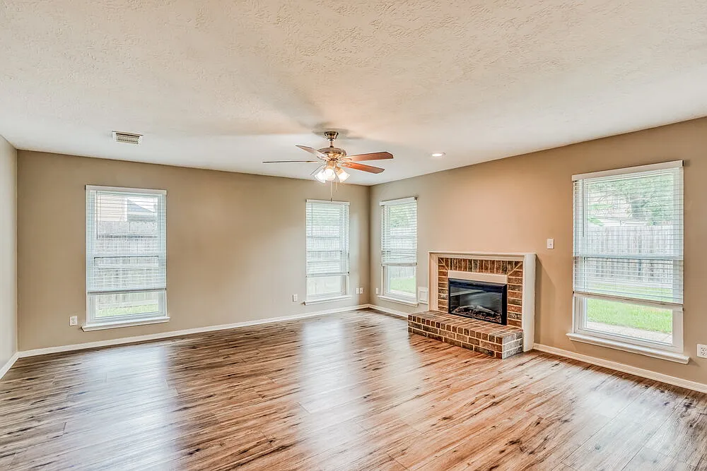 3 bed, 2.0 bath, 2160 sqft, $1,930 — Photo 3