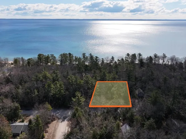 N Knollwood Dr, Northport, MI 49670