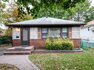 65 Dorlon St, Hempstead, NY 11550