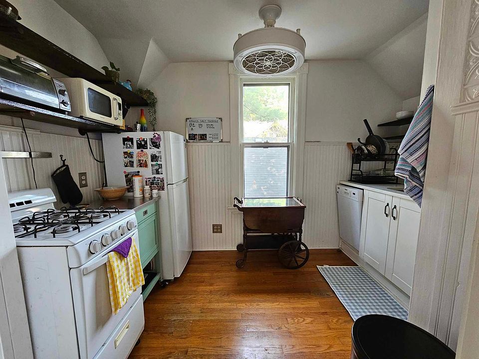 1st image of 121 Warwick St SE #2