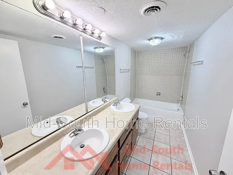 1869 E Poplar Woods Cir — Photo 11