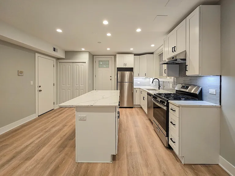 4839 1/2 N Wolcott Ave #G — Photo 2