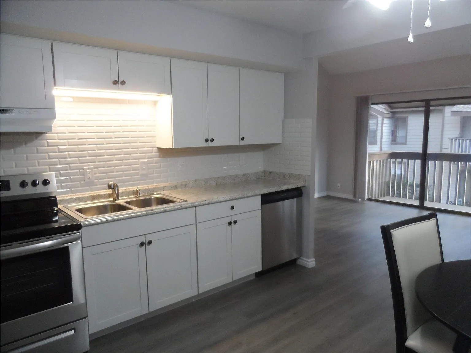 2 bed, 2.0 bath, 866 sqft, $1,100 — Photo 3