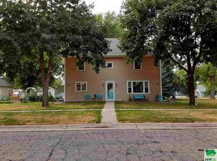 1121 Elm St, Hull, IA 51239
