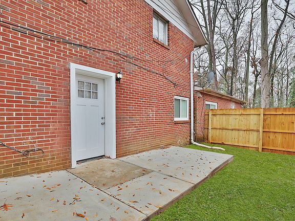 5th image of 40 Candlelight Ln SW #B