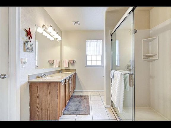 4th image of 637 NW 20th St