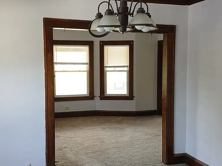 1585 Larchmont Ave — Photo 2