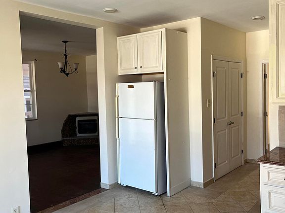 4th image of 811 W Southern Ave Floor 1