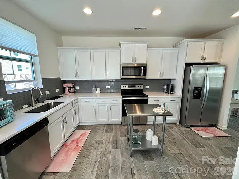11005 Woodland Creek Way — Photo 9