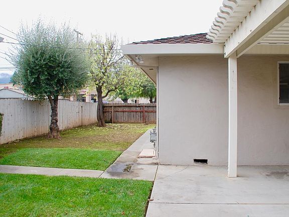 4th image of 690 La Sierra Way