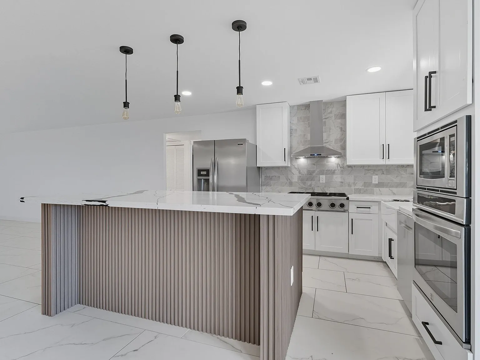 4 bed, 2017 sqft, $3,499 — Photo 2