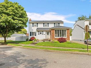 9 Imogene Dr, Massapequa, NY 11758