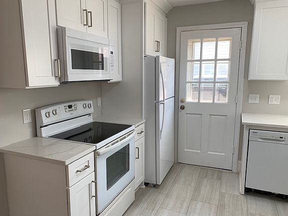Kitchen - Refrigerator with Ice-maker, OTR Microwave, Stove / Self-Cleaning, Granite Countertops.