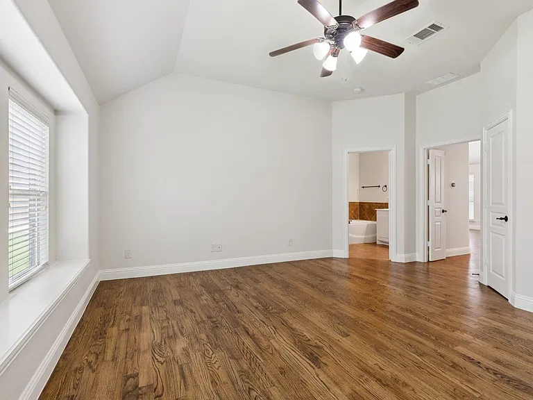 512 Eastbrook Dr — Photo 16