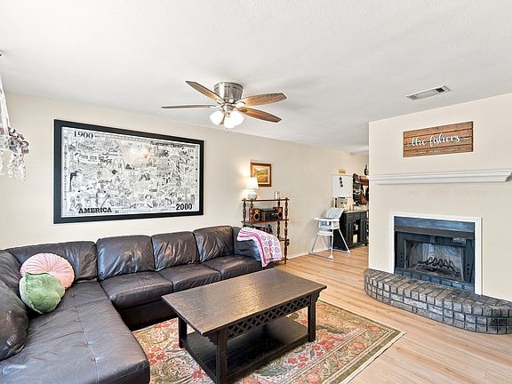 3rd image of 601 E Avenue F