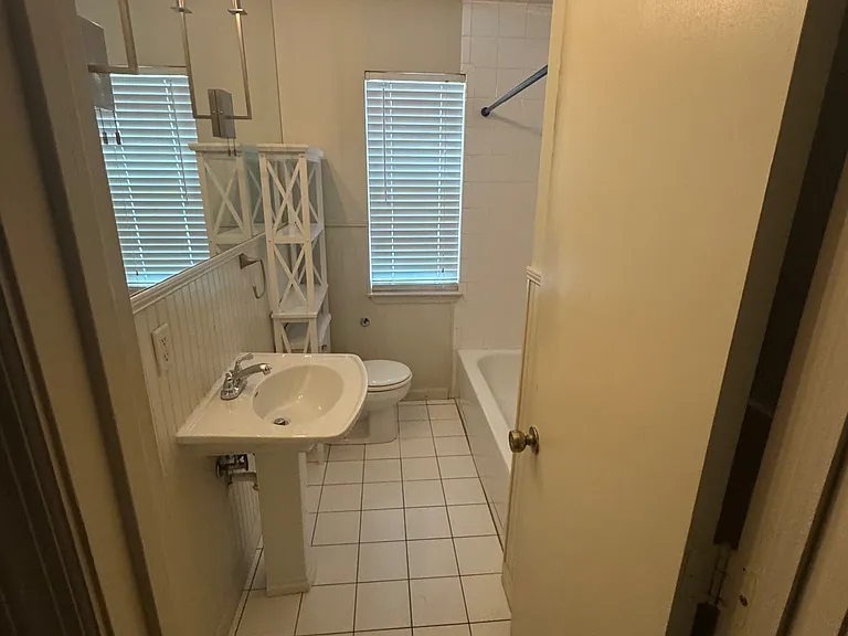 1216 Gladstone Ave — Photo 3