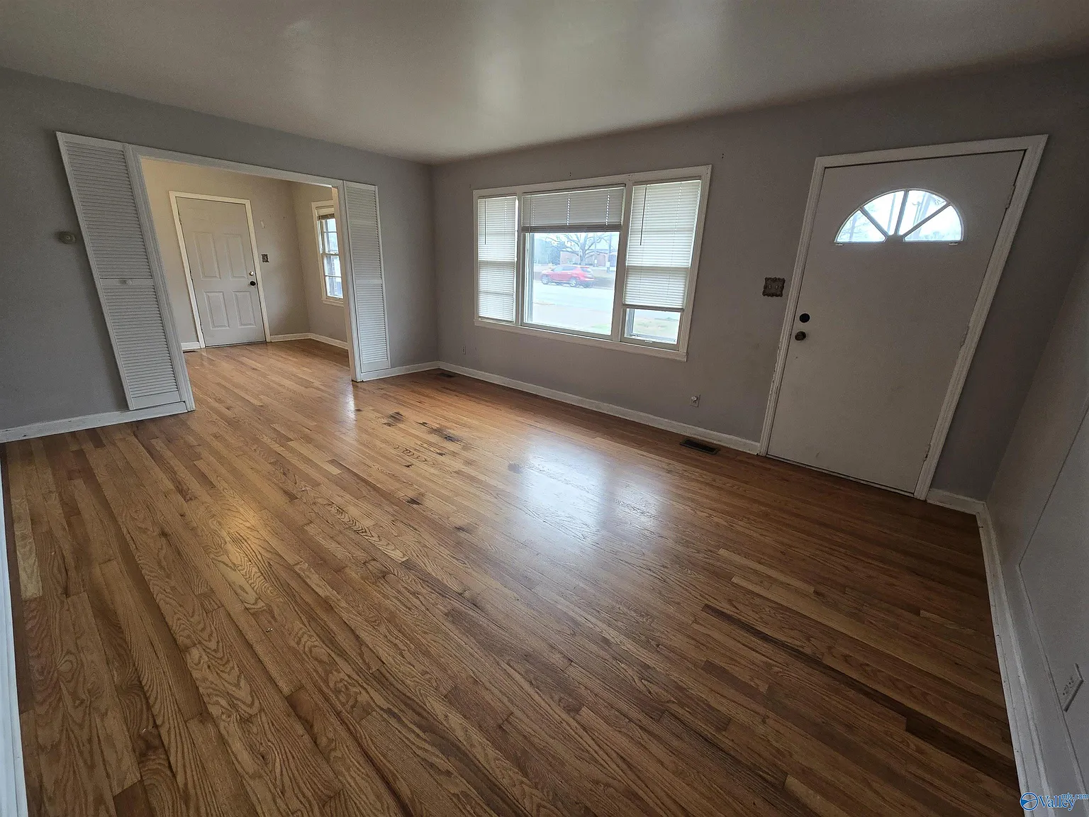 3 bed, 1.0 bath, 1320 sqft, $1,150 — Photo 3