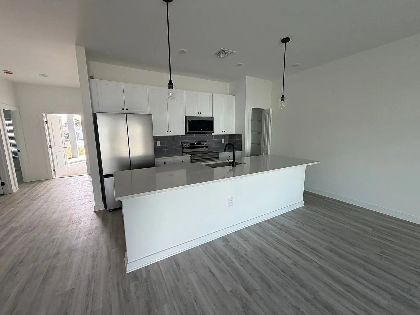 3 bed, 2.0 bath, 1198 sqft, $1,595 — Photo 3