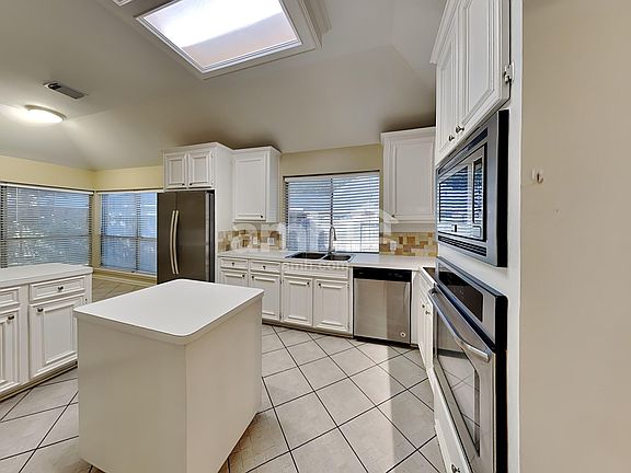 5th image of 104 Laguna Pointe Dr