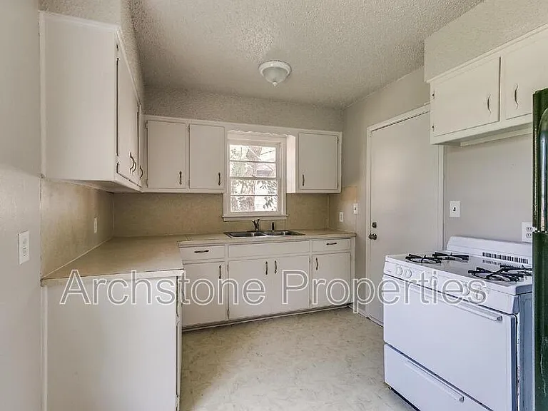 2305 Mustang St — Photo 11