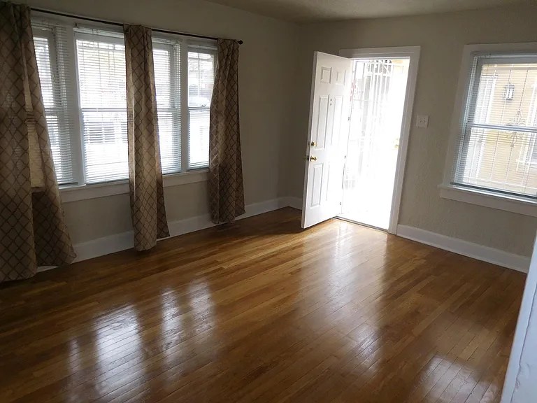 123 Edith Blvd SE #2 — Photo 3