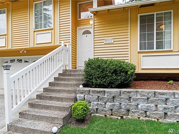 Nice landscaped front yard with retaining wall.