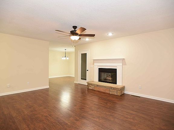 3rd image of 131 Tulip Dr