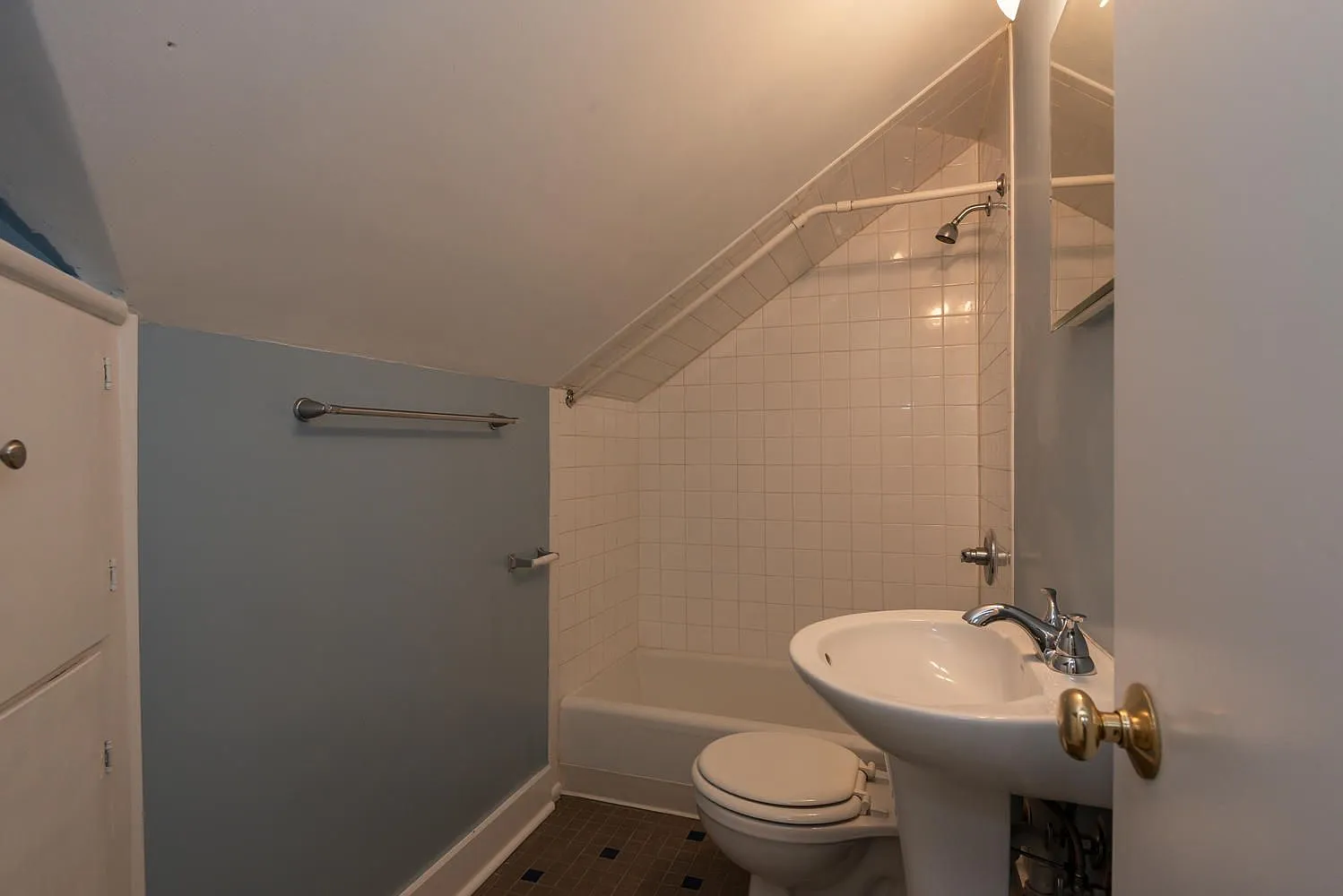 517 W Howe St — Photo 1