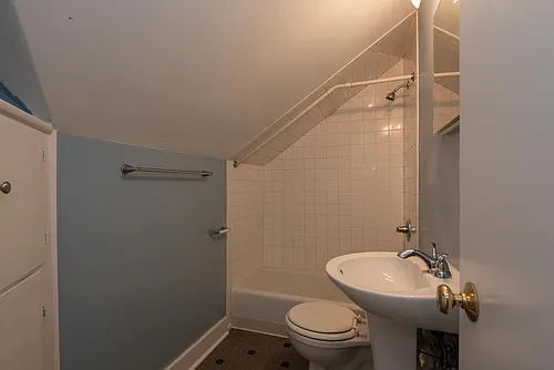 517 W Howe St Photo 1