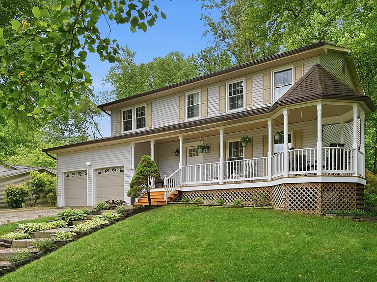 2515 Tabor Ct — Photo 1